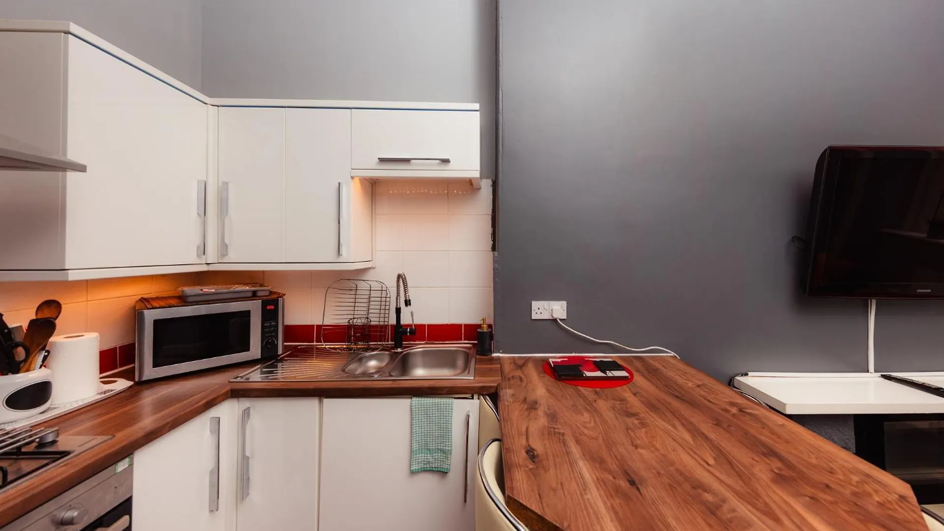 Warm 1 Bed Apartment By Holyrood Palace And Park! contacts