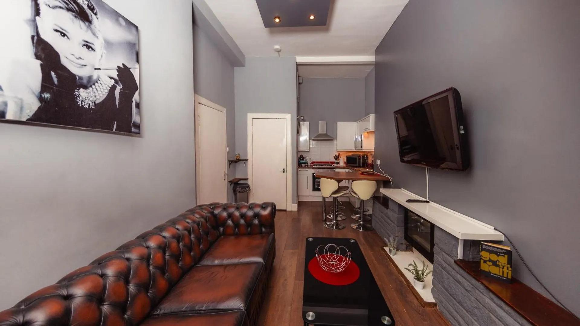 Warm 1 Bed Apartment By Holyrood Palace And Park! Edinburgh 0*,  United Kingdom