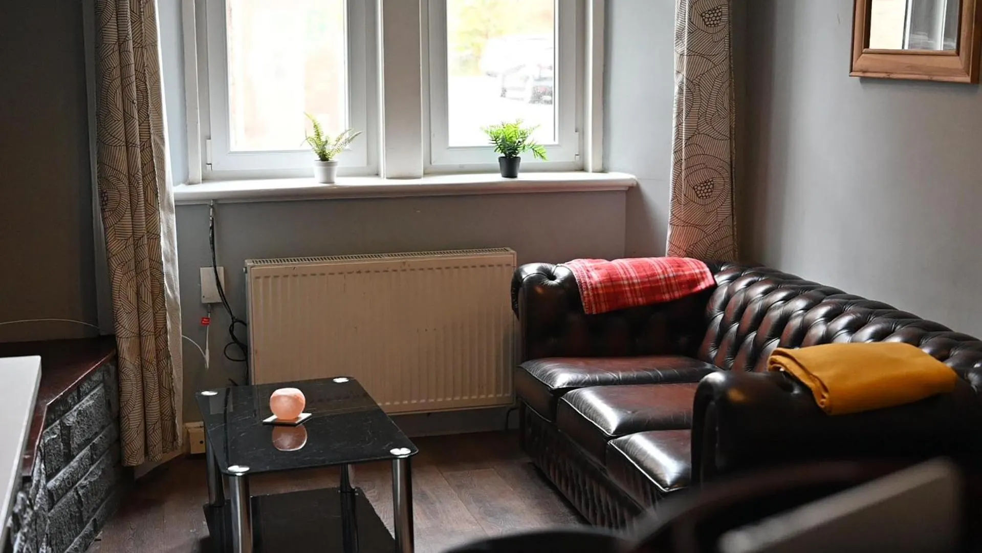 Warm 1 Bed Apartment By Holyrood Palace And Park! Edinburgh