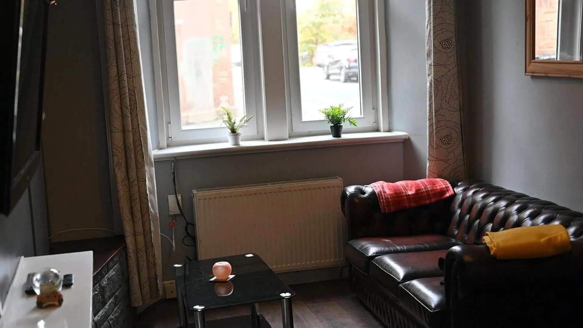 Warm 1 Bed Apartment By Holyrood Palace And Park! Edinburgh