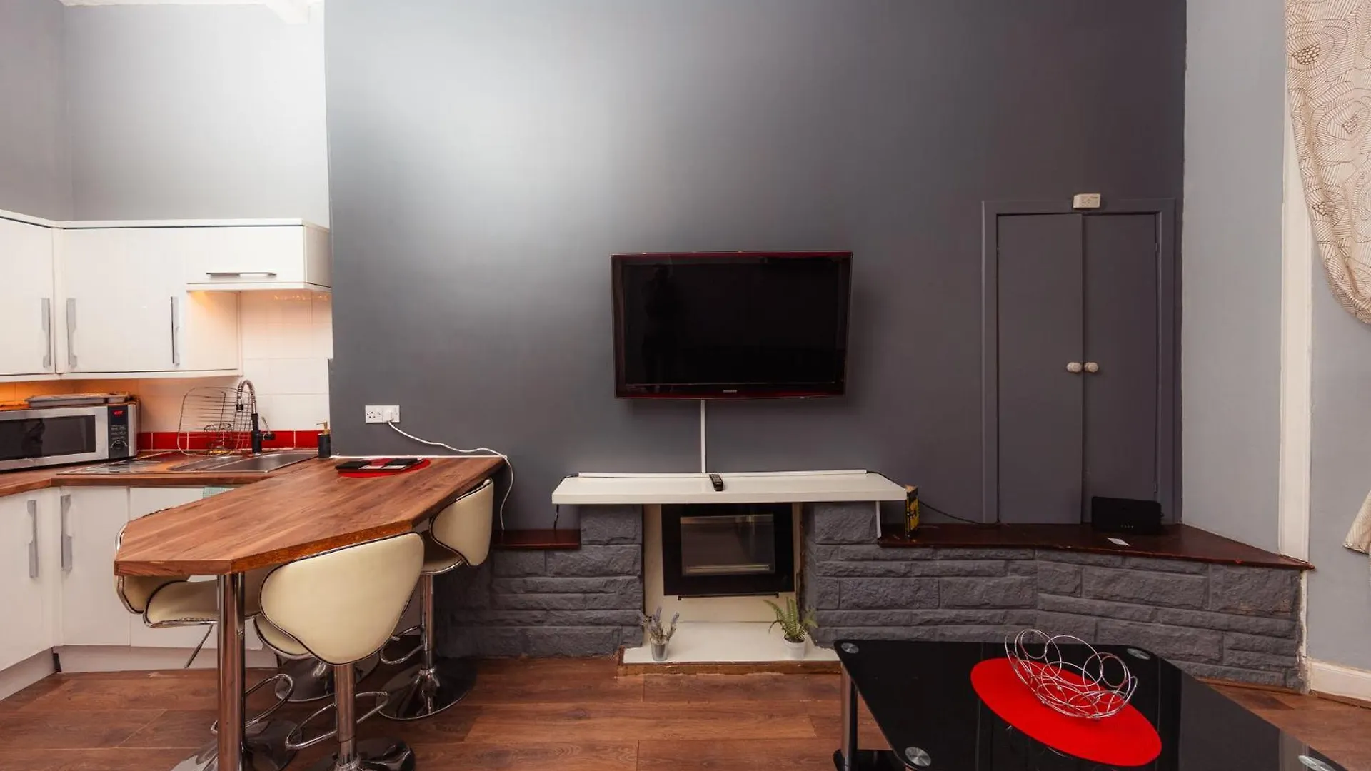 Warm 1 Bed Apartment By Holyrood Palace And Park! Edinburgh